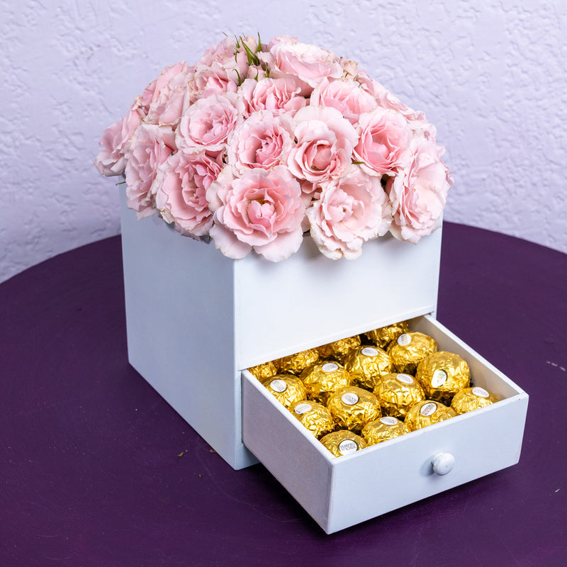 Caja de minirosas y chocolates