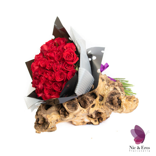 Caja Corazón con 20 rosas y chocolates – Floristería Nic & Eros