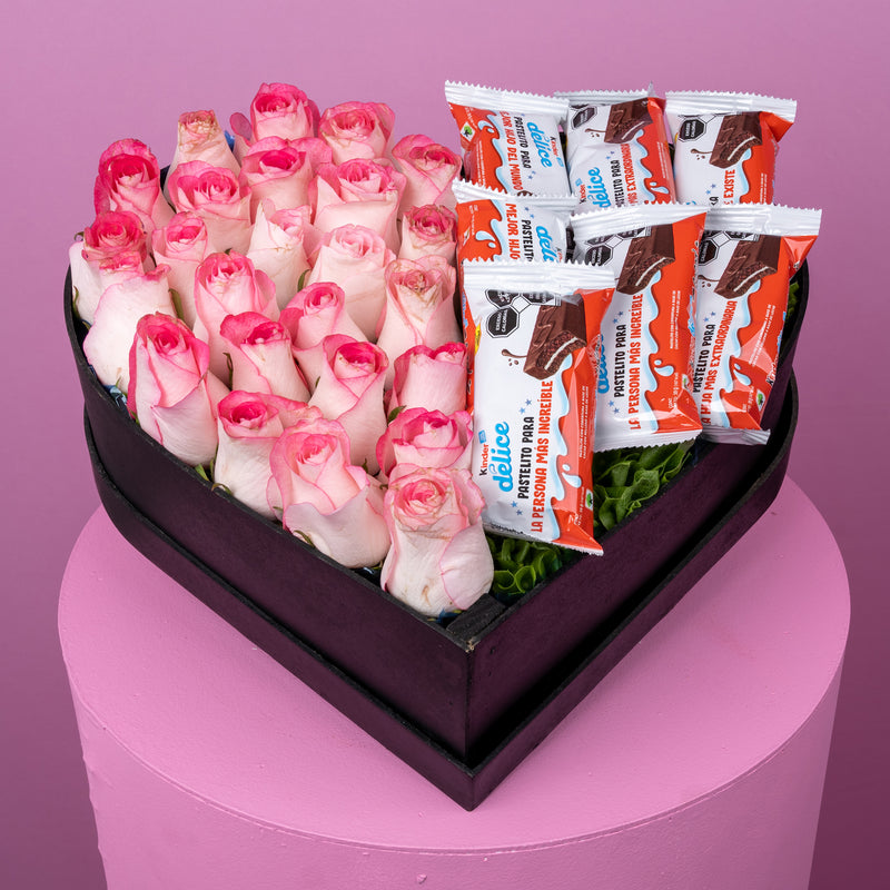 Caja corazón 28 rosas y Kinder Delice