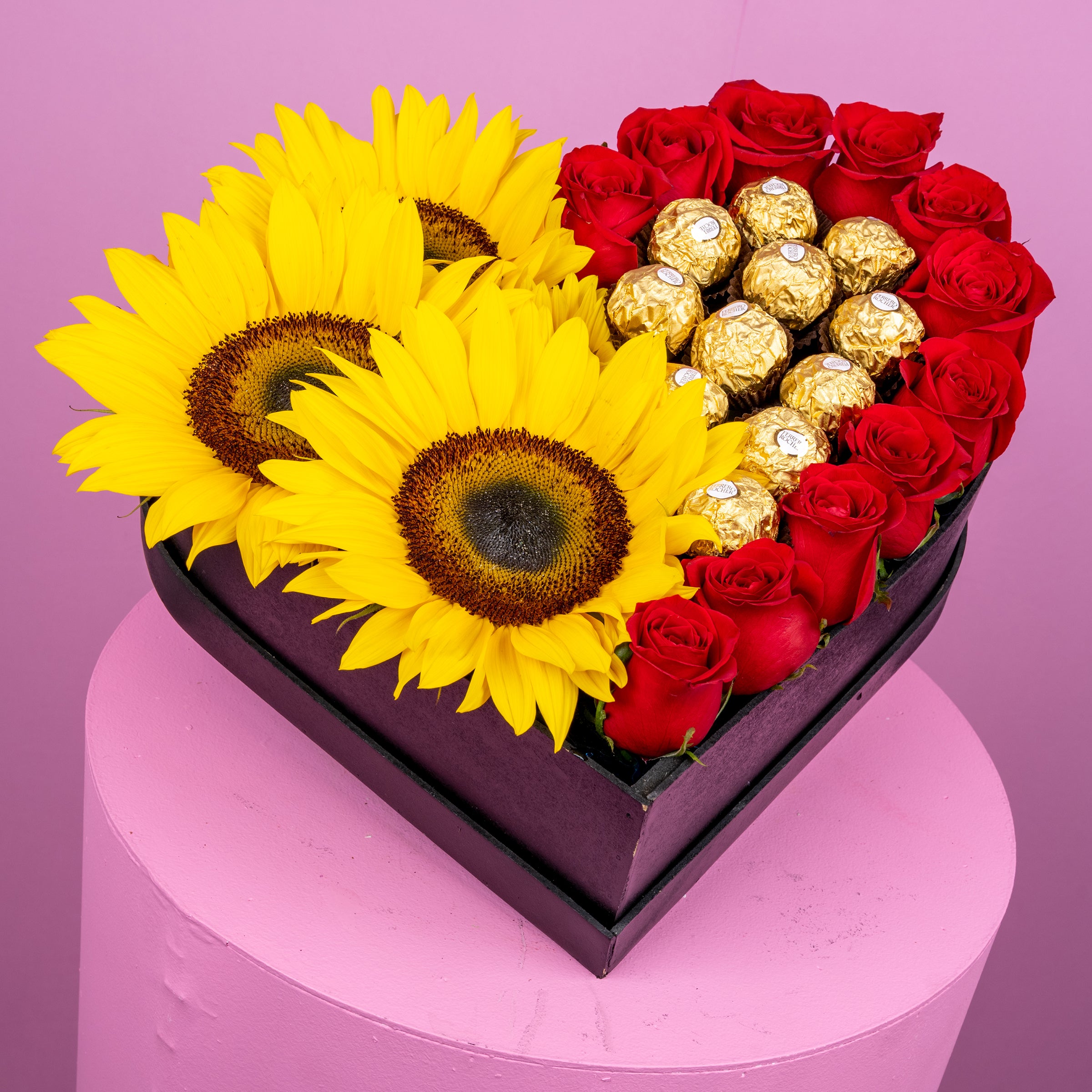 Caja corazón con 12 rosas y 3 girasoles – Floristería Nic & Eros