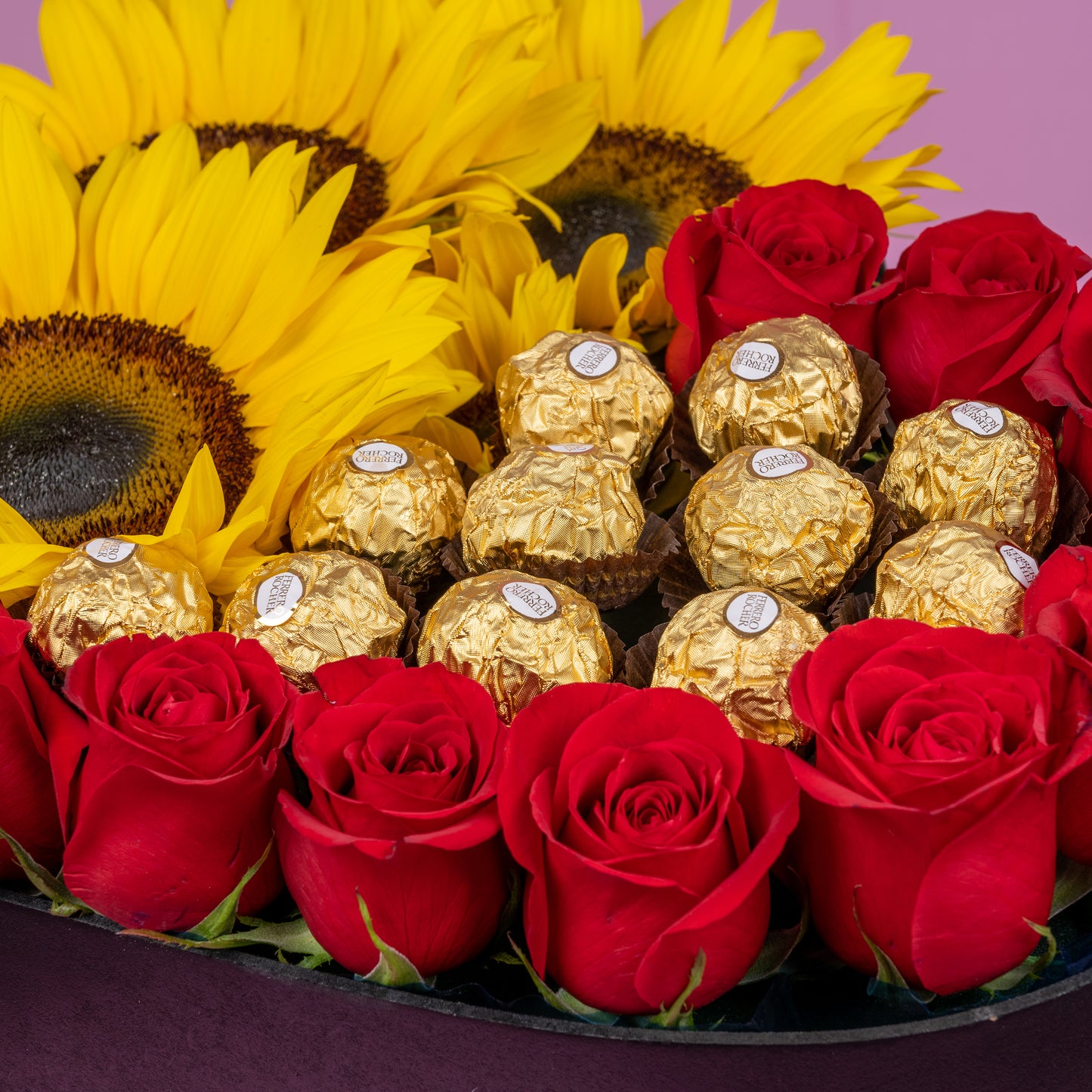 Caja corazón con 12 rosas y 3 girasoles