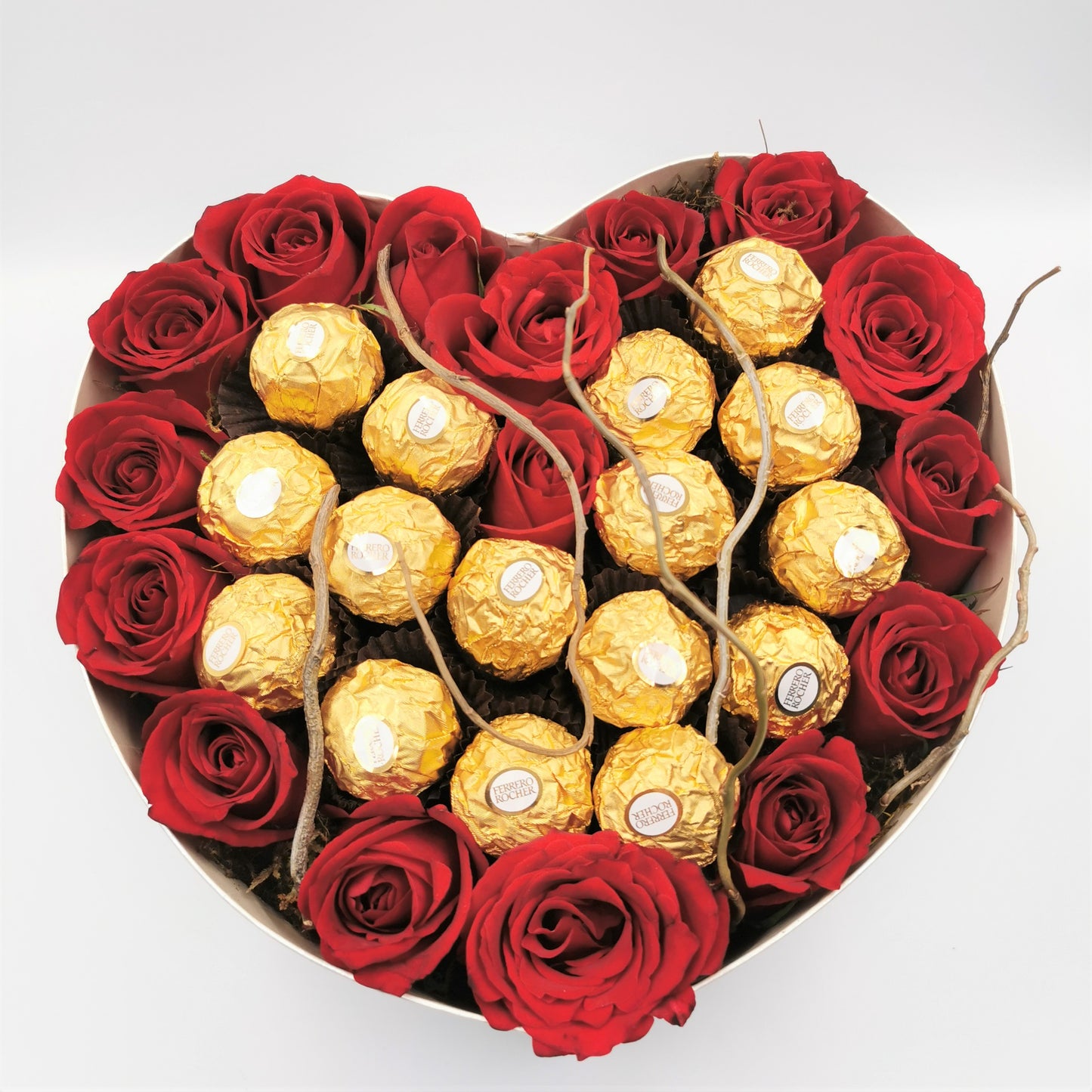 Corazón con rosas y chocolates