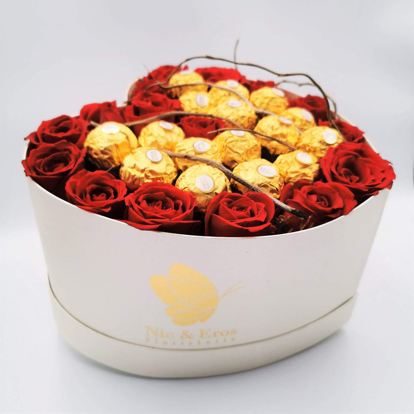 Corazón con rosas y chocolates