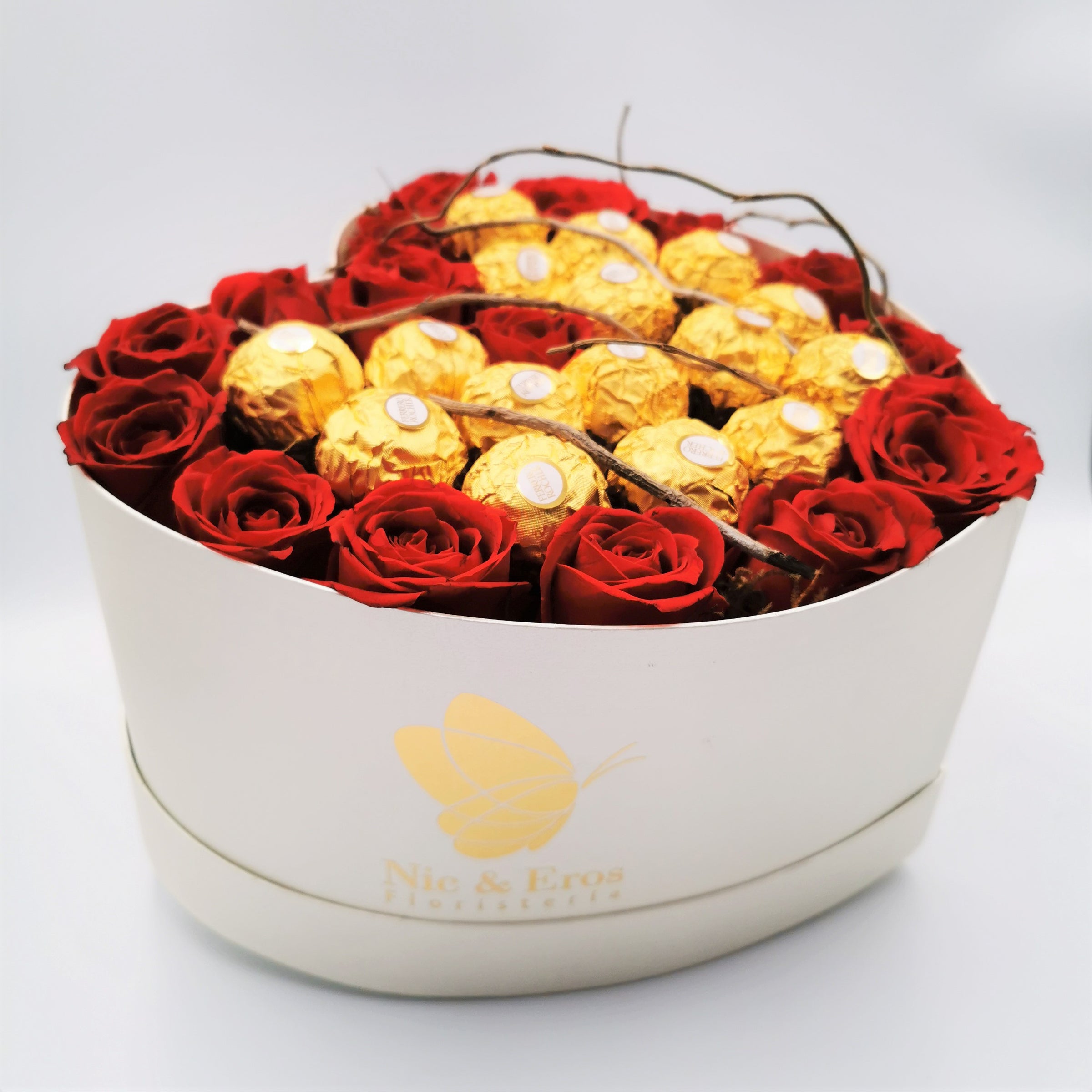Caja corazón con rosas y chocolates, corazón con flores 