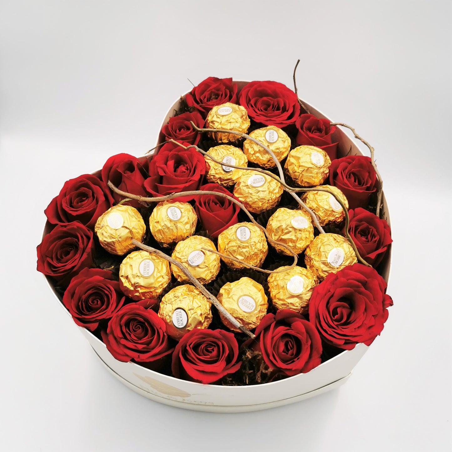 Corazón con rosas y chocolates