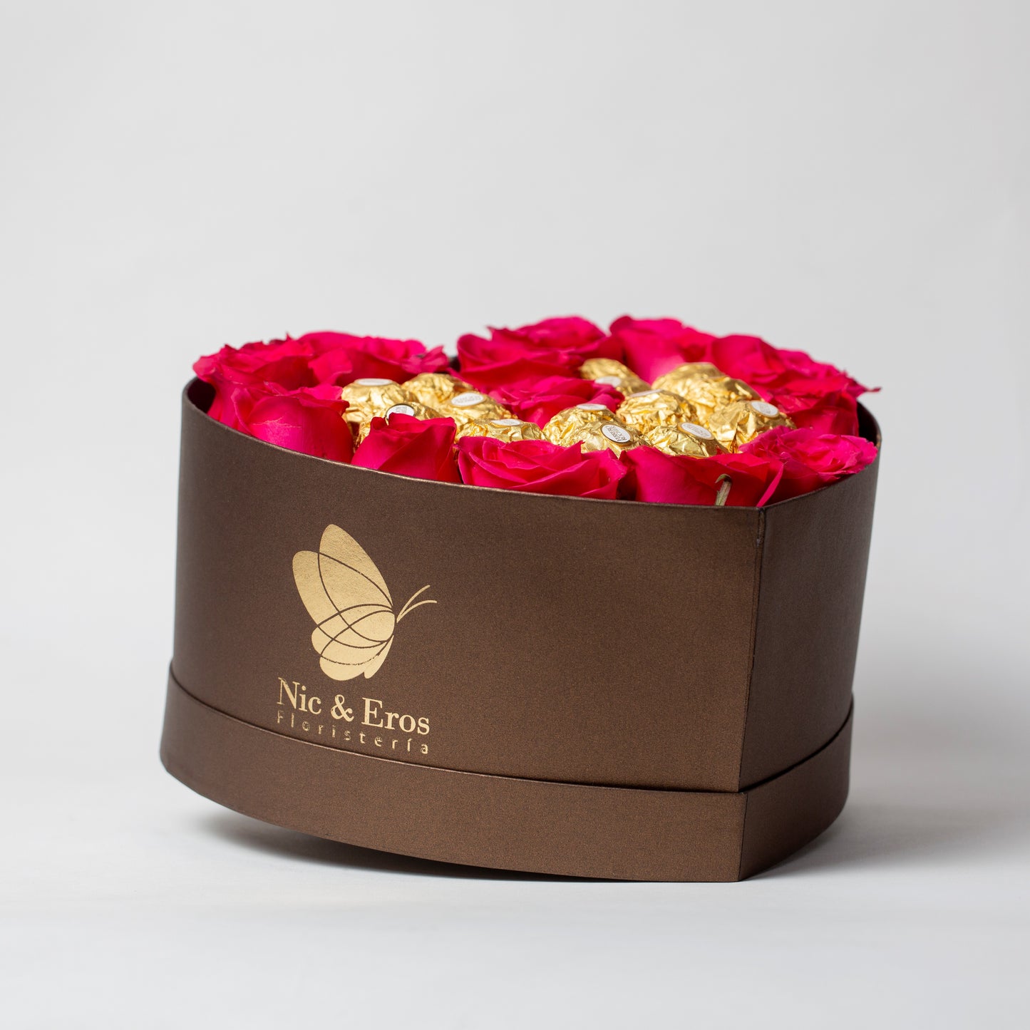 Corazón con rosas y chocolates