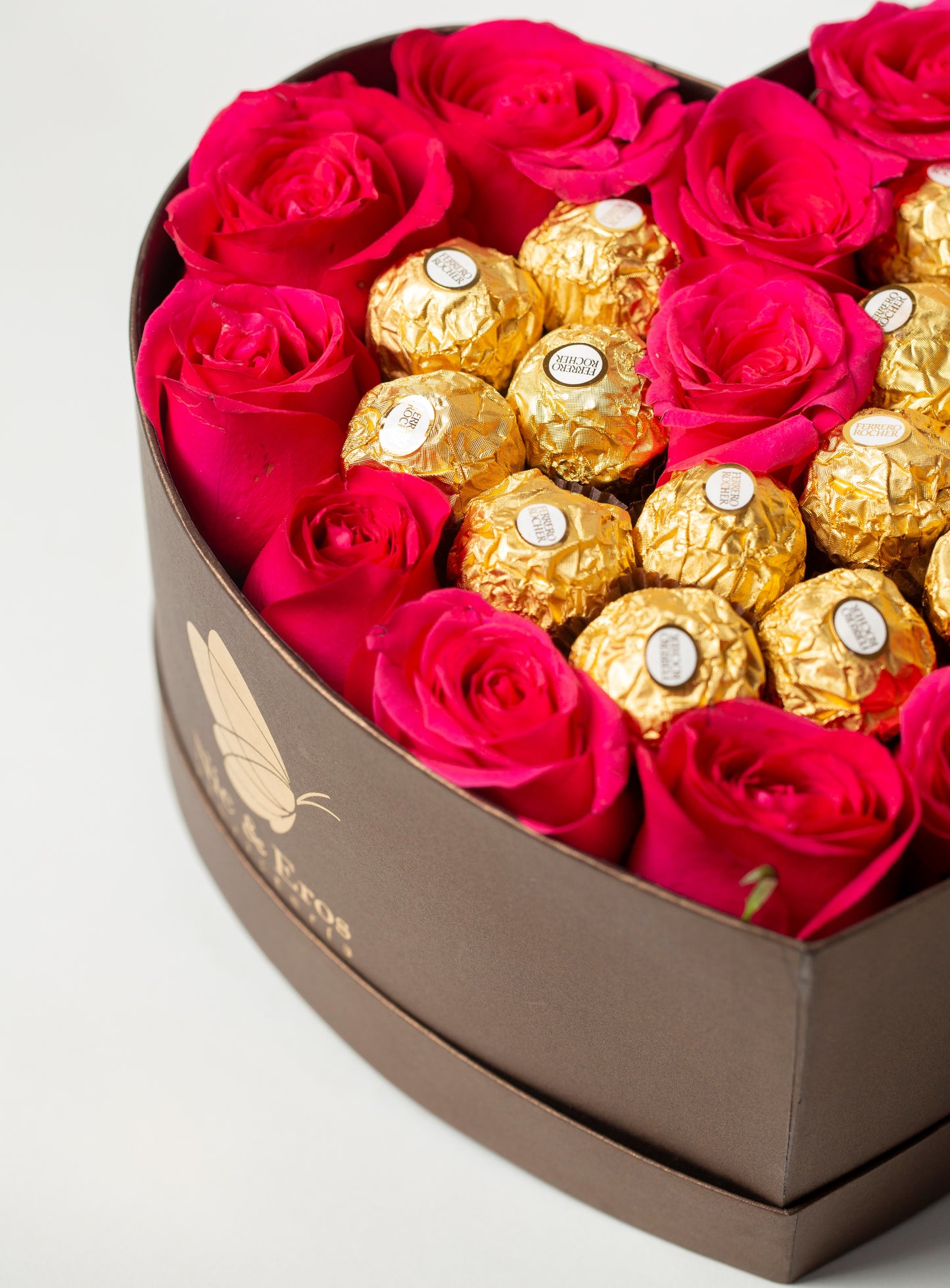 Corazón con rosas y chocolates
