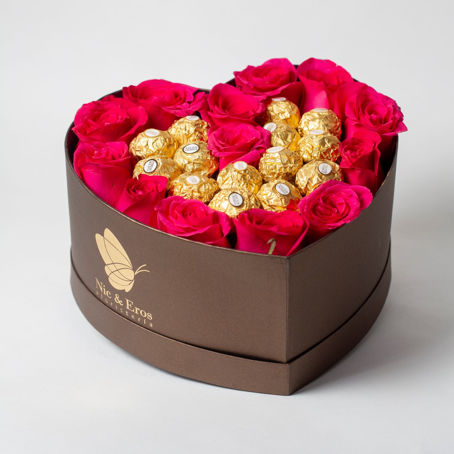 Corazón con rosas y chocolates