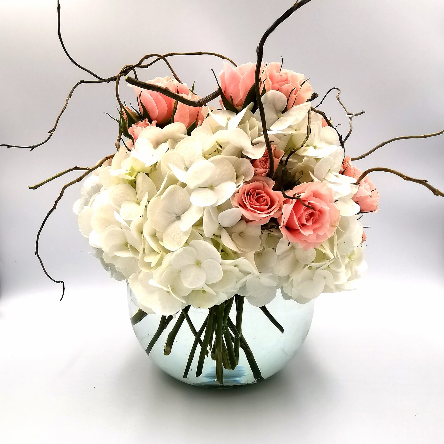 Esfera de hortensias y mini rosas